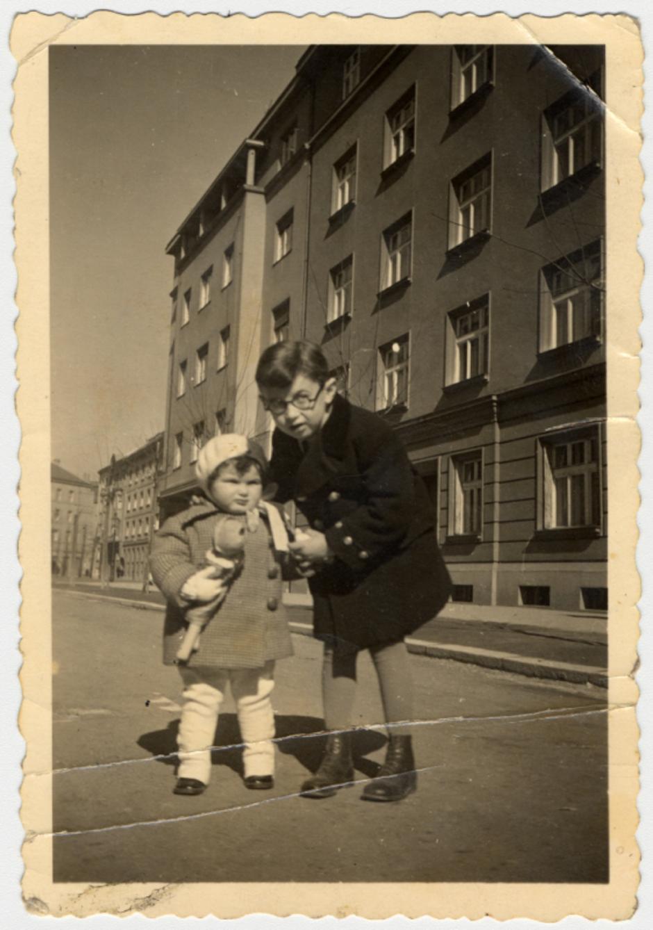 Rina i njezin rođak Reuven poziraju na zagrebačkim ulicama | Author: United States Holocaust Memorial Museum