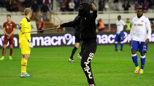 Maskirani huligan utrčao na teren tijekom utakmice Hajduk - Rijeka