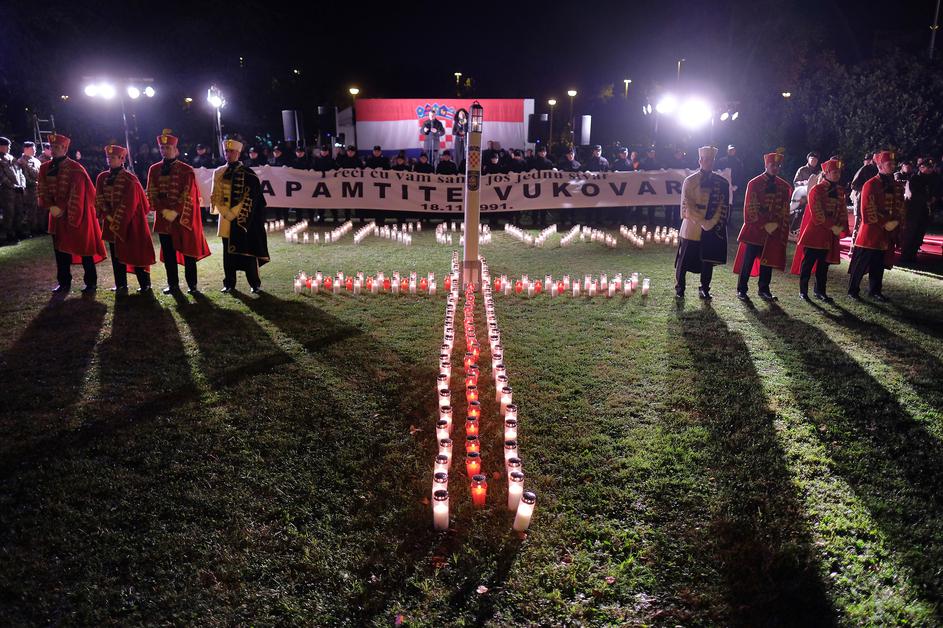 Paljenje svijeća u Ulici grada Vukovara