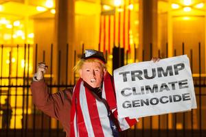 Prosvjednik koji Donalda Trumpa optužuje za klimatski genocid