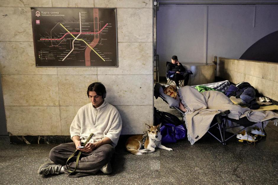 People shelter in a metro station during Russian missile and drone attacks in Kyiv | Author: Thomas Peter/REUTERS