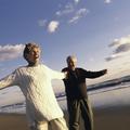 Dvoje umirovljenika uživaju na plaži