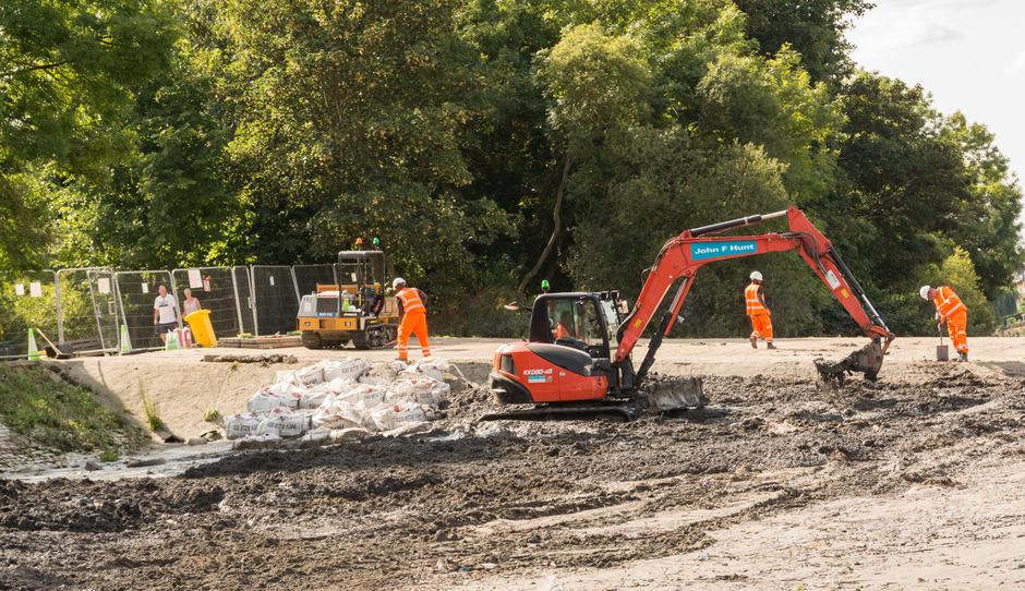 London, England, UK. 15/08/2025. Port of London Authority Hammersmith Bridge Wet Wipe Island Cleanup Operation Underway | Author: Profimedia