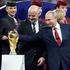 Ruski predsjednik Vladimir Putin gladi trofej svjetskih prvaka