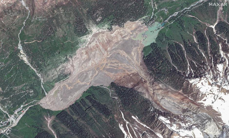 A satellite image shows an overview after a landslide, in Blatten | Author: MAXAR TECHNOLOGIES/REUTERS