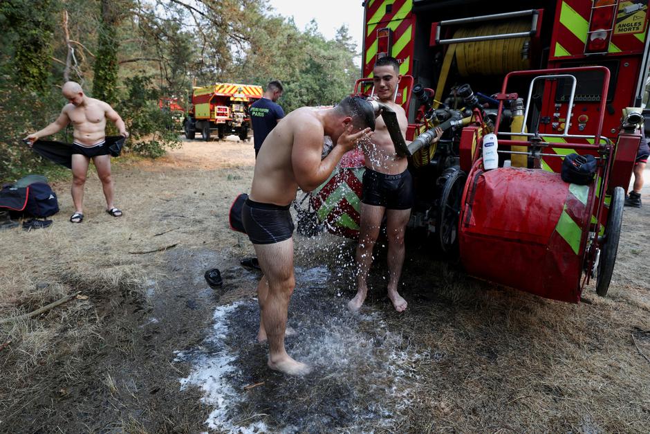 Firefighters battle Fontainebleau forest blaze near Paris | Author: Pixsell/Reuters