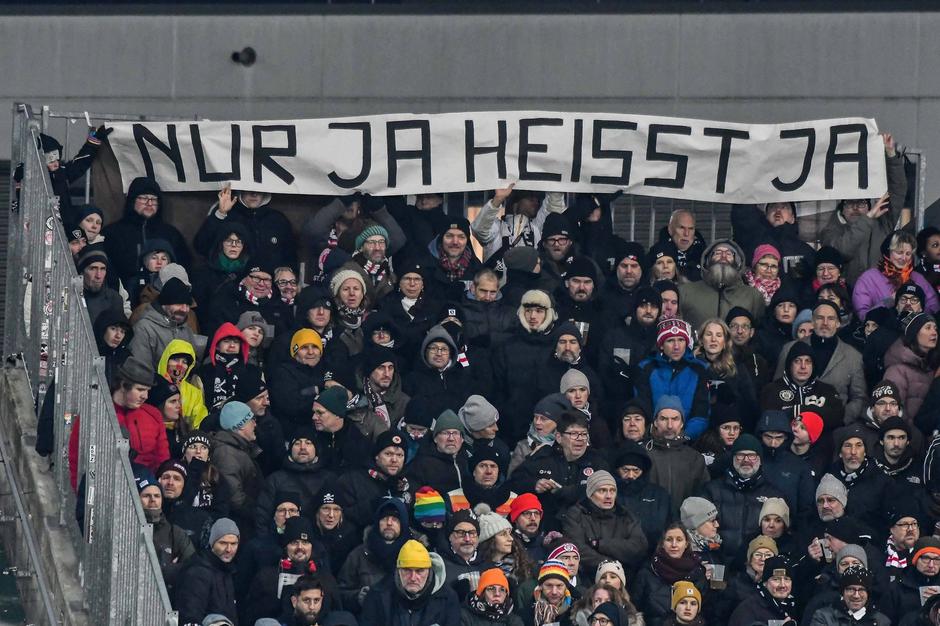 St Pauli Fans mit Spruchband fürRechte von Frauen Gegen Gewalt gegen Frauen Nur ja heisst ja Deutschland , Hamburg , Mil | Author: Profimedia