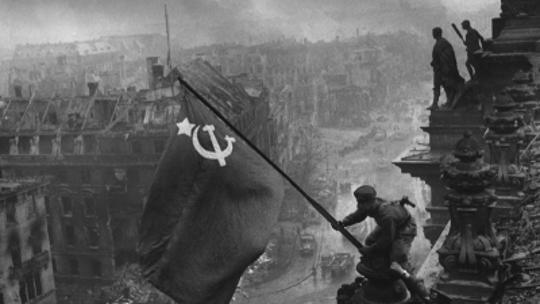 Podizanje zastave iznad Reichstaga