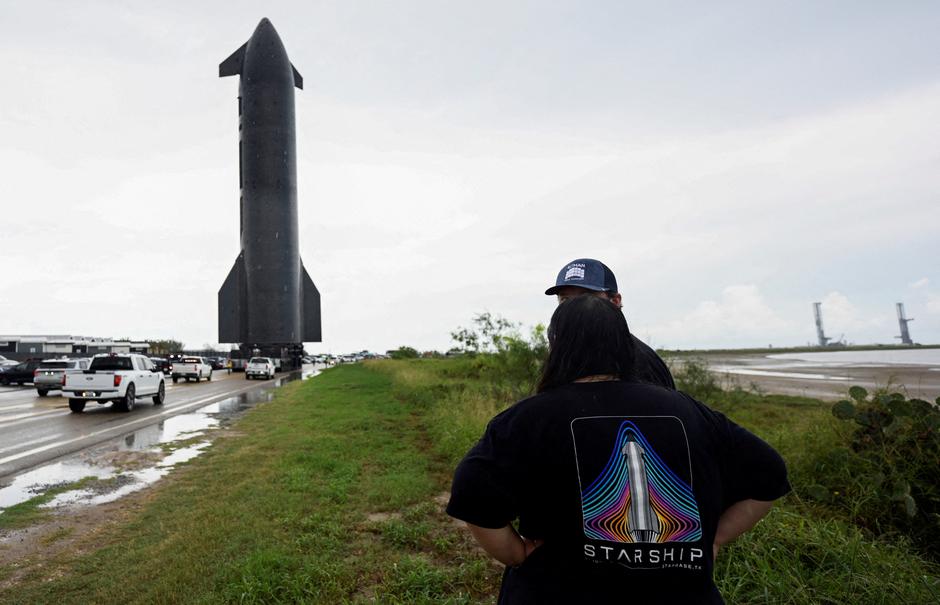 Passersby look on as a SpaceX Starship spacecraft rolls out toward its launch pad before its 10th test flight | Author: Steve Nesius