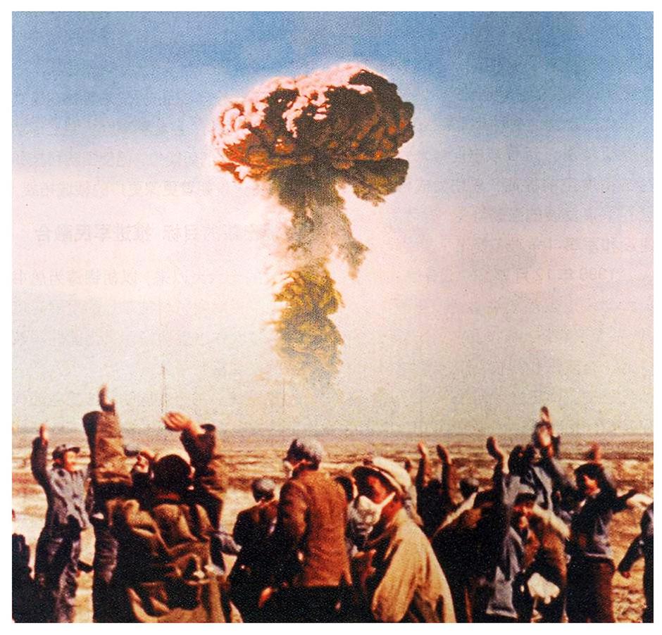 China: Workers and technicians at the Lop Nur Nuclear Weapons Test Base, Xinjiang, celebrate China's first nuclear bomb explosion, October 16, 1964 | Author: Profimedia