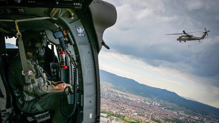 Zagreb: Prelet helikopterom Black Hawk iznad vojnog mimohoda povodom obilježavanja 30. obljetnice VRO Oluja