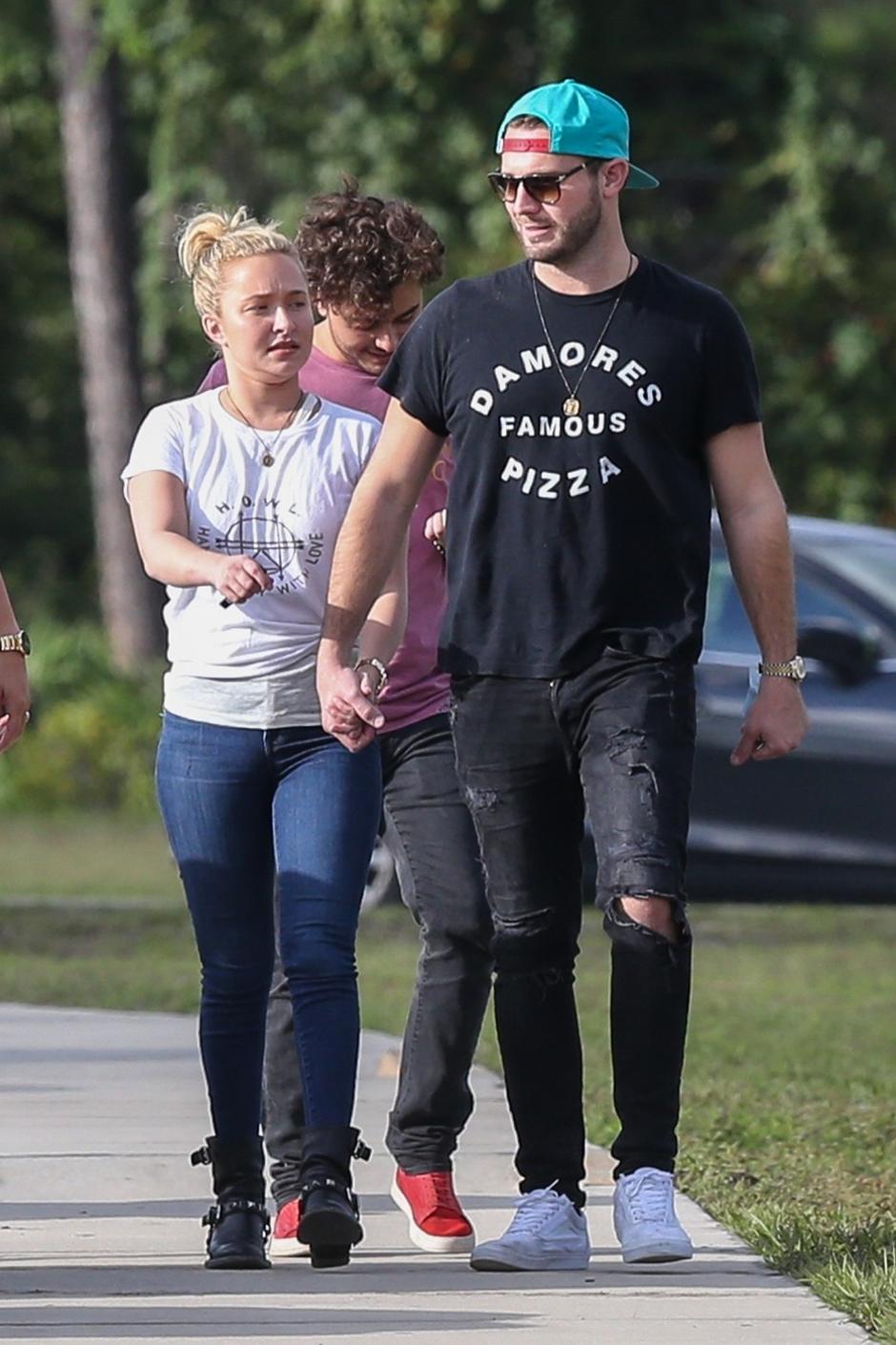 Hayden Panettiere and Brian Hickerson are loved up for an afternoon matinee! | Author: CAMA, STBR