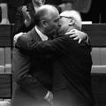 Historischer Bruderkuss zwischen Erich Honecker (GDR/Staats- und Parteichef der DDR) und Michail Gorbatschow (li./URS/P