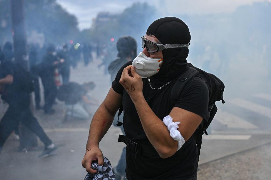 Paris, France. 13th Oct, 2026. High school and autonomous protesters clash with riot police in Paris on October 13, 2026. - 13/10/2026 - France/Ile-de-France (region)/Paris - Julien Mattia/Le Pictorium Credit: LE PICTORIUM/Alamy Live News | Author: Profimedia