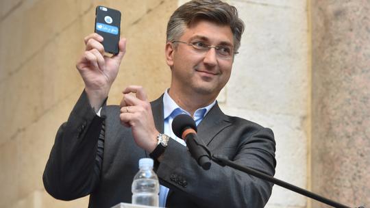 Andrej Plenković pokazuje mobitel
