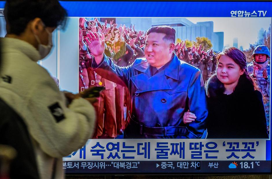 A TV screen shows North Korea's KCNA released a picture of North Korean leader Kim Jong Un and his daughter during a news program at the Yongsan Railway Station. North Korean leader Kim Jong-Un made a second public appearance with his daughter during a ph | Author: 