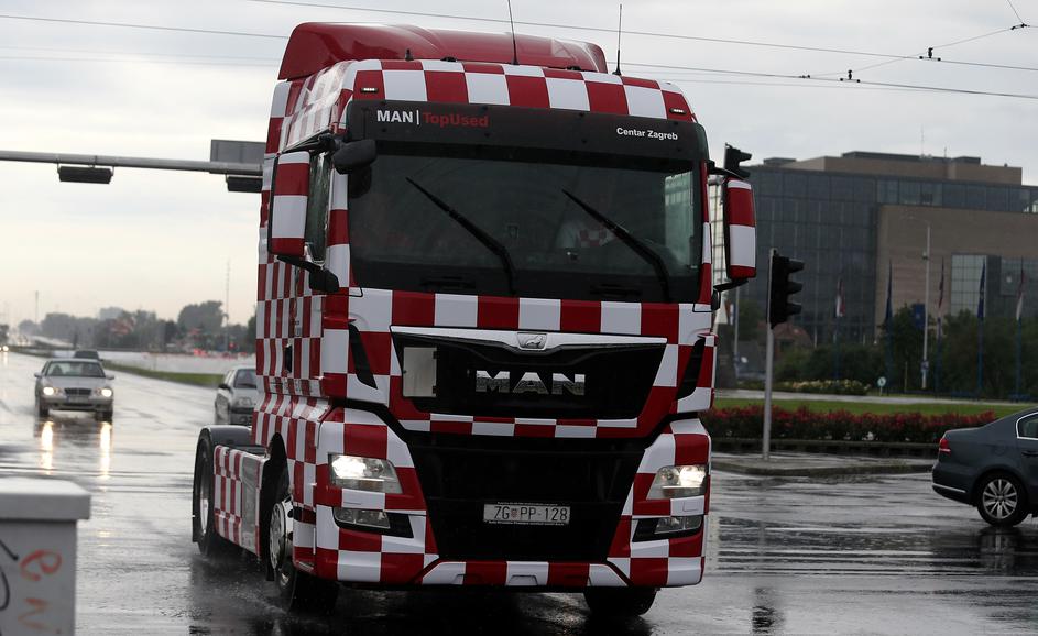 Kamion u kockastom obilježju u Zagrebu