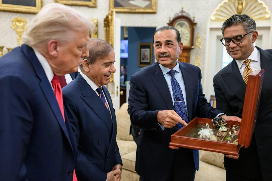 President Donald Trump is presented gifts from Prime Minister Shehbaz Sharif and Field Marshal Asim Munir of Pakistan, Thursday, September 25, 2025, in the Oval Office. (Official White House Photo by Daniel Torok) | Author: Profimedia