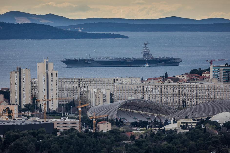 Kozjak: Pogled s Kozjaka na Split i najveći ratni brod na svijetu USS Gerald Ford