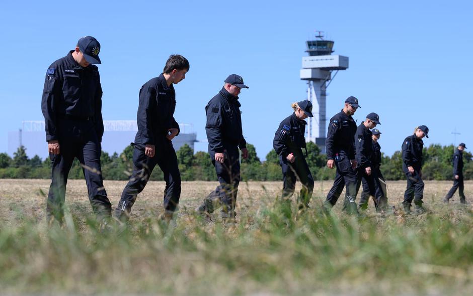 Policija pretražuje podru?je zra?ne luke Leipzig/Halle nakon incidenta s dronom | Author: Hendrik Schmidt/DPA