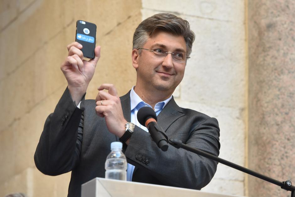 Andrej Plenković pokazuje mobitel | Author: Hrvoje Jelavić/PIXSELL