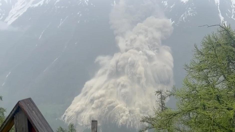 Glacier collapse buries Swiss village in mud and rocks | Author: Pomona Media