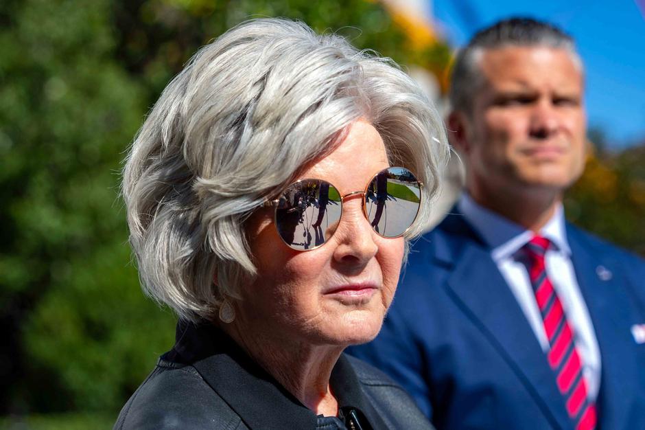 Donald Trump s'adresse aux médias à sa descente de l'hélicoptère Marine One sur la pelouse de la Maison Blanche à Washington DC | Author: Profimedia