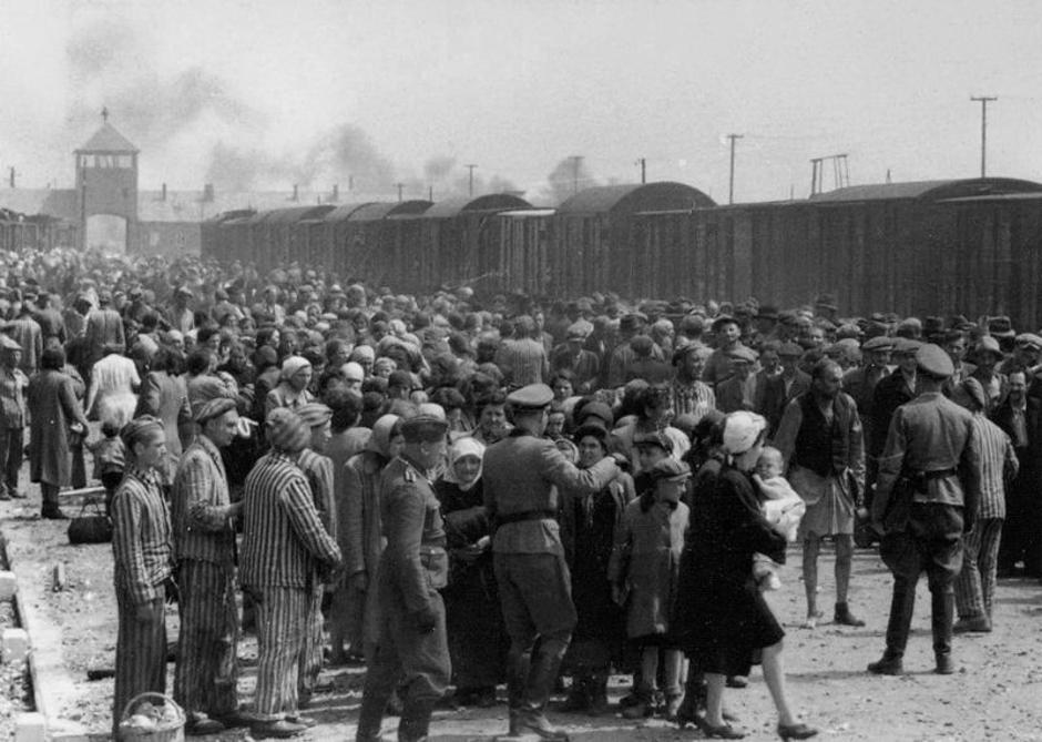 Nacisti tjeraju Židove u Aushwitz | Author: Wikipedia