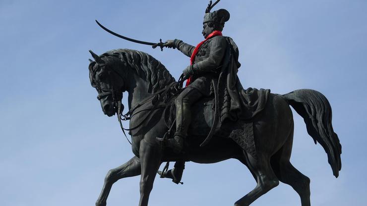 Zagreb: Nakon svečanosti na Dan kravate na glavnom Trgu zavezana kravata banu Josipu Jelačiću