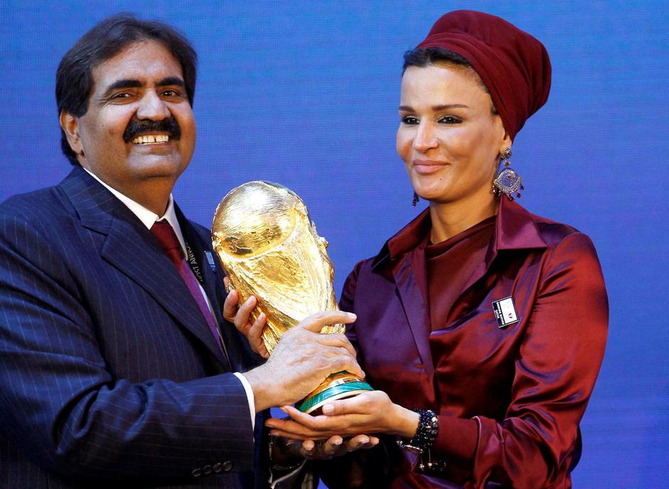 FILE PHOTO: File picture shows Qatar's Emir Sheikh Hamad and his wife Sheikha Moza holding a copy of a World Cup trophy in Zurich | Author: ARND WIEGMANN/REUTERS