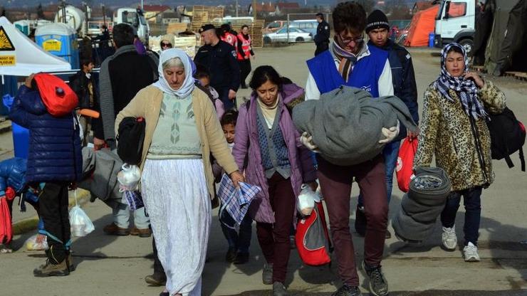 Izbjeglice u zimskom tranzitnom kampu