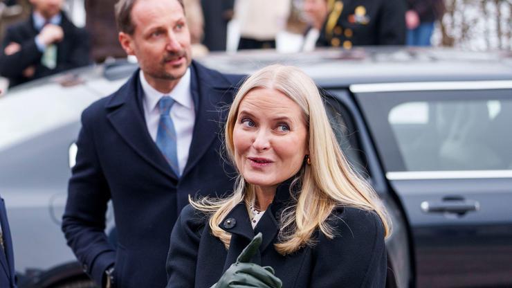 Fredrikstad 20260128. Crown Prince Haakon and Crown Princess Mette-Marit visit Fredrikstad Library on Wednesday. Photo: Javad Parsa / NTB   This text is auto translated