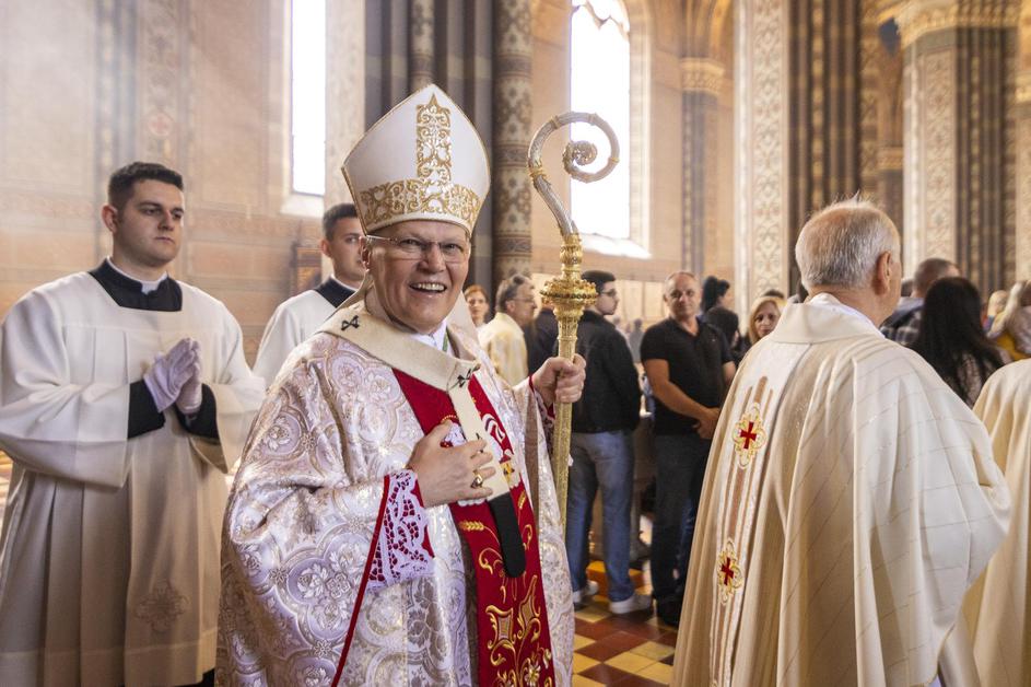 Na svetkovinu Uskrsa, đakovačko-osječki nadbiskup Đuro Hranić predvodio je središnje euharistijsko slavlje u đakovačkoj katedrali