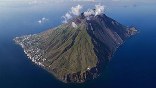 Otok Stromboli kraj Sicilije