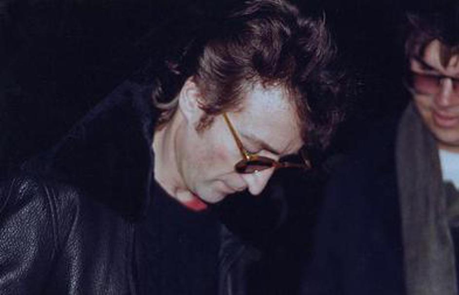 John Lennon potpisuje knjigu Davidu Chapmanu nekoliko sati prije ubojstva