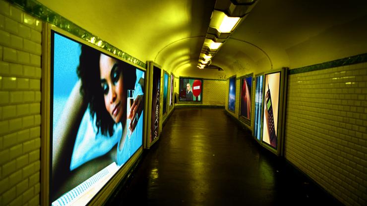 Tunel u podzemnoj s reklamama