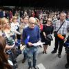 Profesor Nenad Ivić čita proglas kolega FF ZG koji su stali uz studente protiv dekana