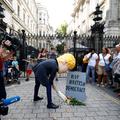 Prosvjednik maskiran u Borisa Johnsona ispred Downing Streeta