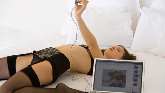 Snimanje pornografije pred laptopom