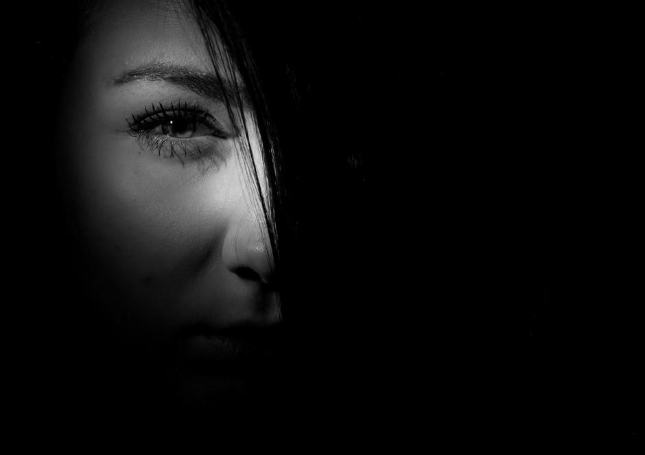 Žena u polumraku - detalj oko | Author: Pixabay