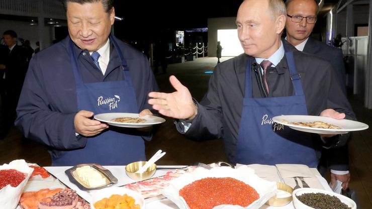 Presidents of Russia and China visit Far East Street exhibition