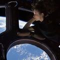 Astronautkinja promatra zemlju iz ISS-a
