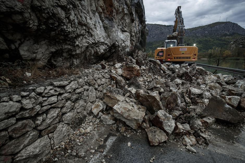 Veliki odron kod Omiša, kamene gromade blokirale cestu | Author: Milan Sabic/PIXSELL