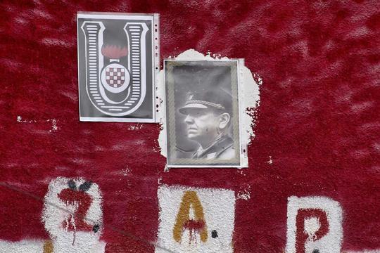 Petrinja: Fasada kuće prekrivena ustaškim simbolima