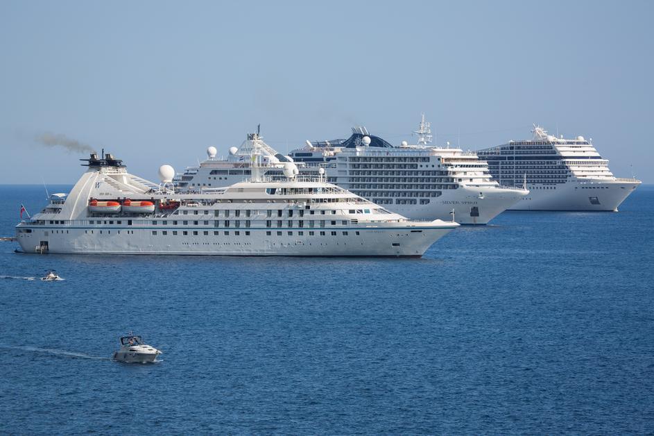 Tri velika putnička broda usidrena ispred grada Dubrovnika