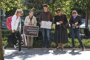 Prosvjed molitvene zajednice ispred bolnice "Sestre milosrdnice" u Zagrebu