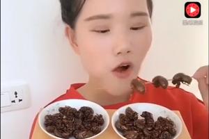 Kineskinja jede žohare