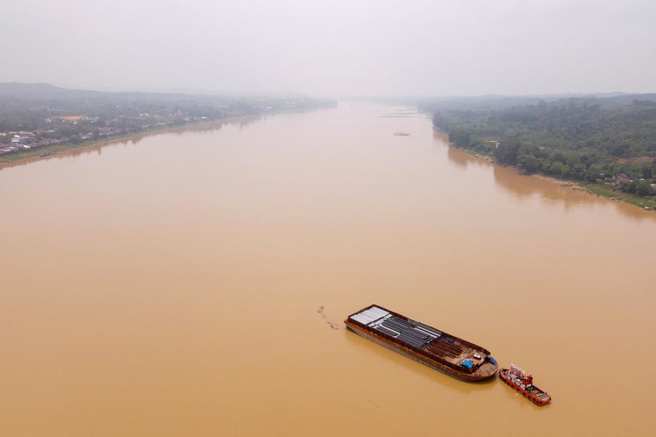 Drought cuts off Indonesia's palm oil river route, leaving fruit to rot | Author: Soepriyadi Gunawan