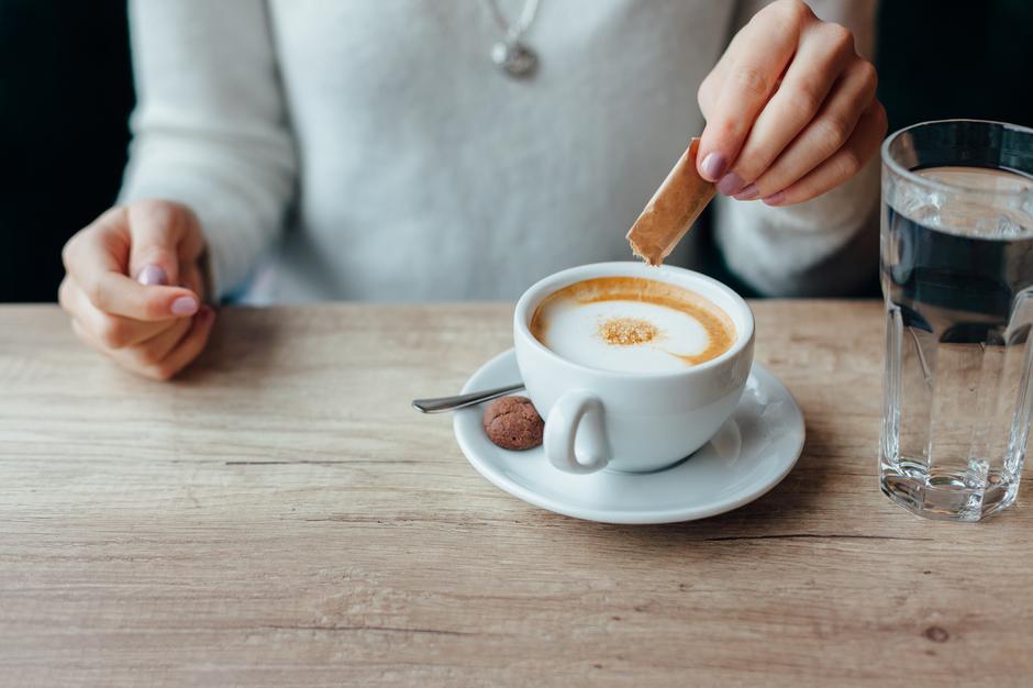 Žena stavlja šećer u kavu | Author: Thinkstock