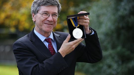 Jeffrey Sachs s medaljom za doprinos čovječanstvu